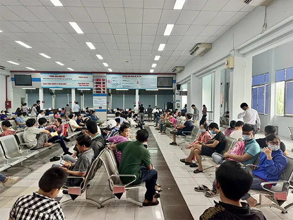 Hành khách chờ đợi mỏi mòn khi mua vé tại ga tàu
