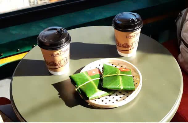 Thưởng thức ly cà phê và bánh cốm mùa thu Hà Nội