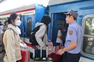 Bắt đầu hành trình lên tàu về quê